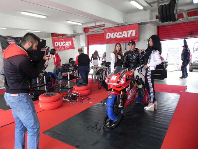 Κάτσε να βγάλουμε και μερικές φωτογραφίες...