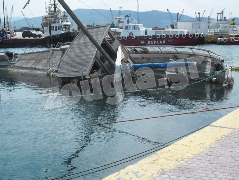 Η βύθιση ενός σκαφους εγκυμονεόι κινδύνους...
