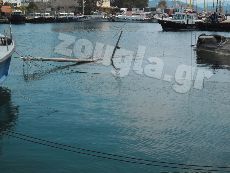 Το συγκεκριμένο σκάφος δημιουργεί προβλήματα και σε όσα βρίσκονται δίπλα σε αυτό...