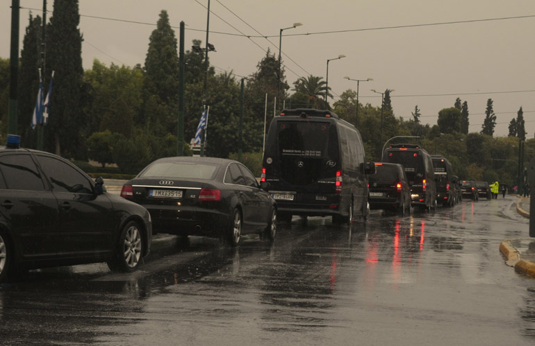 Συνοδεία... γερμανικών οχημάτων η Mercedes που μετέφερε τον Γάλλο Πρόεδρο...