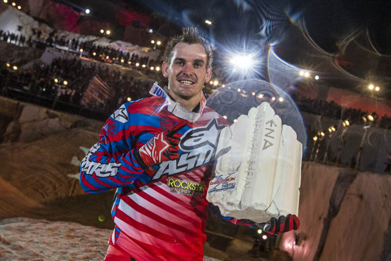 O... τεράστιος και μεγάλος νικητής του αγώνας της Αθήνας Clinton Moore με το τρόπαιο (ή μάλλον... μάρμαρο) του νικητή!!!