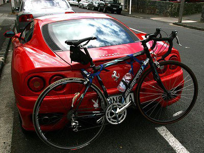 Φόρτωσε στη Ferrari το ποδήλατο…