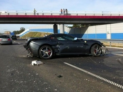 Τι απέμεινε από τη σύγκρουση με φορτηγό…