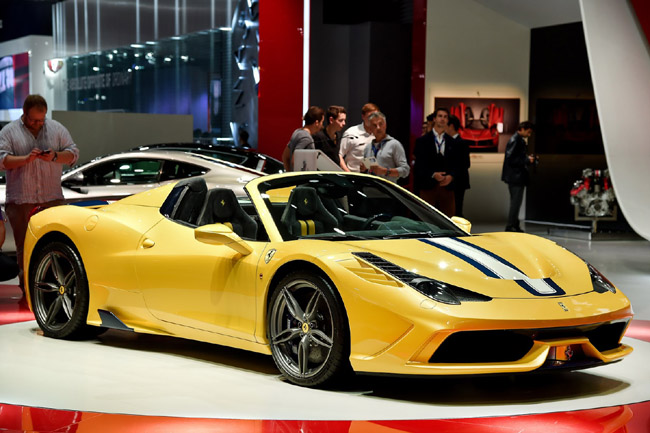 Η Ferrari 458 Speciale είναι η ανοιχτή έκδοση του γνωστού super car... Εφοδιάζεται με έναν κινητήρα 4.5 λίτρων ο οποίος αποδίδει 597 ίππους και προσφέρει εκρηκτικές επιδόσεις καθώς το 0-100 επιτυγχάνεται σε μόλις 3 δευτερόλεπτα...