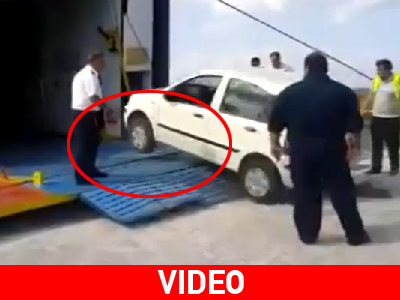 Αυτά μόνο στην Ελλάδα τα βλέπουμε. Αυτοκίνητο κάνει… άλμα για να μπει σε πλοίο