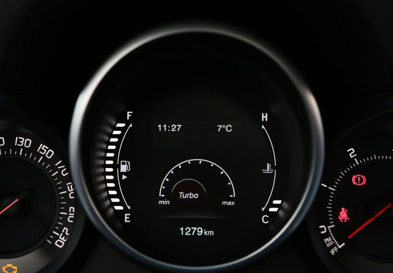 Όταν ο οδηγός επιλέξει το mode σπορ, τότε η οθόνη αλλάζει και γίνεται όπως στην φωτογραφία με την ένδειξη turbo να 'γεμίζει' ανάλογα με το πάτημα του γκαζιού...