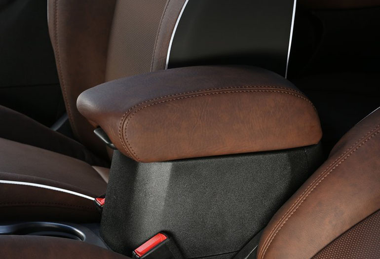 Το μπράτσο ανάμεσα σε οδηγό και συνοδηγό ξεκουράζει ενώ μπορεί να μετακινηθεί μπρος - πίσω...