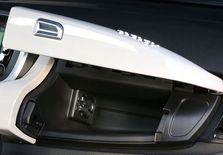 Ο συνοδηγός έχει μπροστά του δύο αποθηκευτικούς χώρους. Ο πάνω γίνεται και 'ψυγείο'