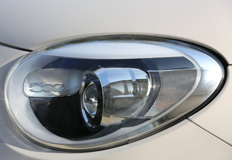 Το λογότυπο 500 στα εμπρός φωτιστικά σώματα...