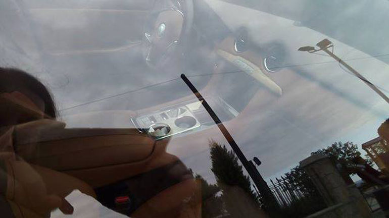 Ό,τι μπορούσαν να δουν οι περαστικοί κοιτώντας από το τζάμι!