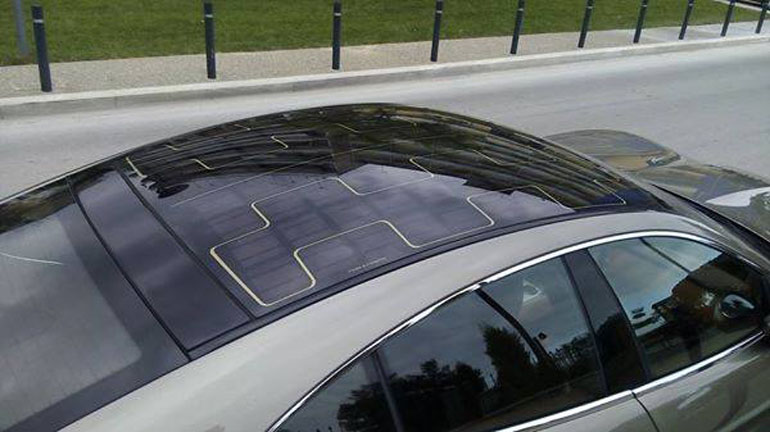 Ηλιακοί συλλέκτες στην οροφή του Fisker Karma...