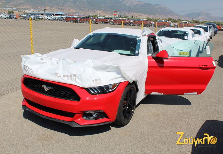 Βγάζοντας την κουκούλα αποκαλύπτεται ένα από τα πιο ποθητά muscle car....