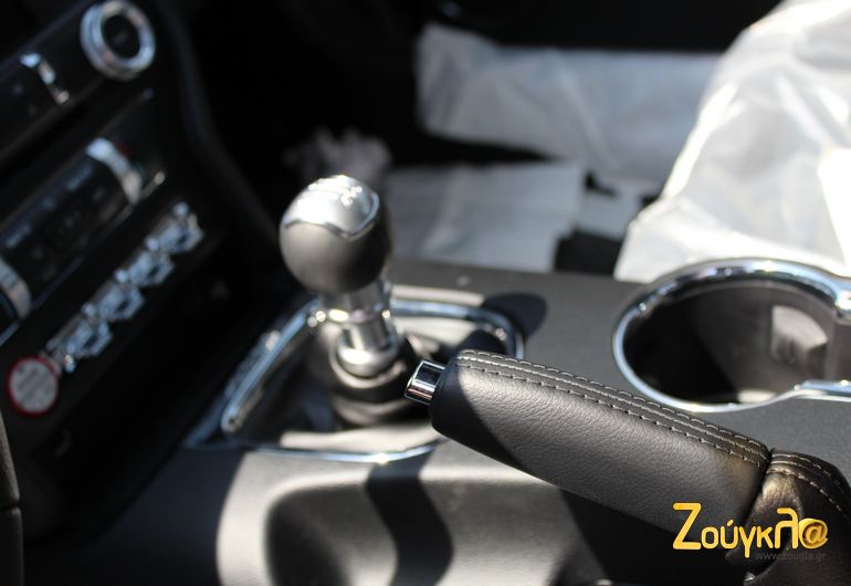 Μηχανικό κιβώτιο ταχυτήτων 6 σχέσεων και... κανονικό χειρόφρενο. Τι άλλο να ζητήσεις; Α! και πίσω κίνηση... Συνδυασμός που τα σπάει!