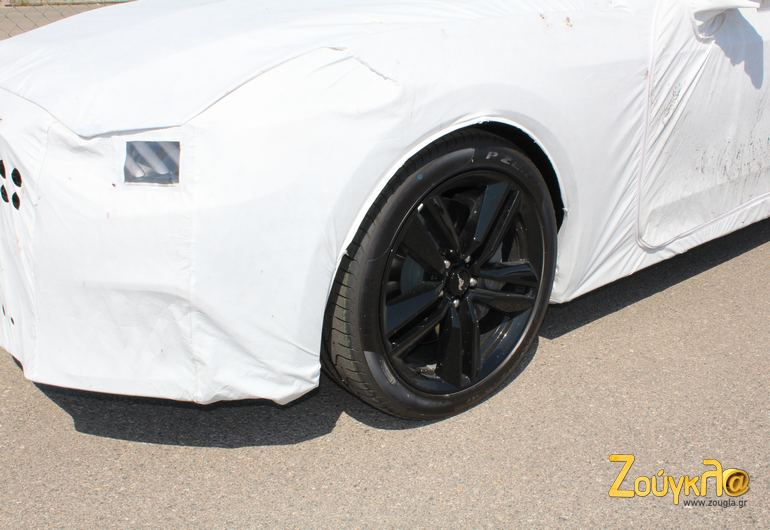 Mustang με μαύρες ζάντες...