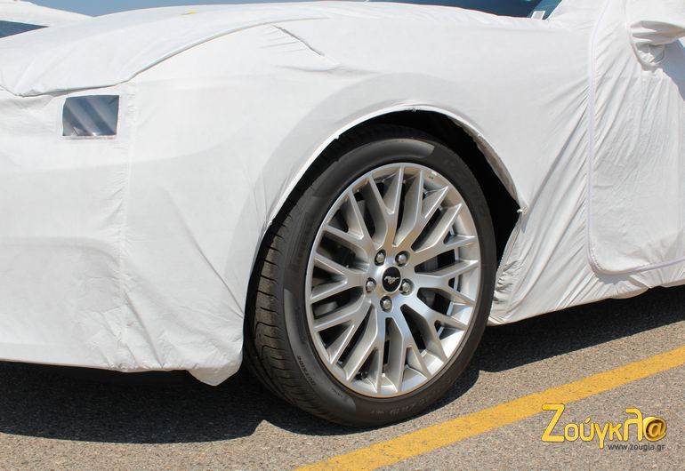 Mustang με ασημί ζάντες...