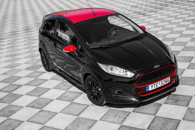 Διχρωμία. Μάυρο αμάξωμα και κόκκινη οροφή...