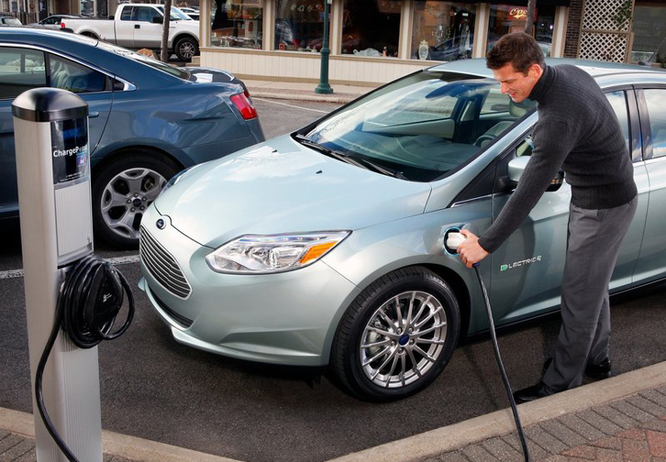 Η φόρτιση σε ένα ηλεκτρικό αυτοκίνητο γίνεται πολύ απλά ακόμα και από μία κοινή πρίζα...