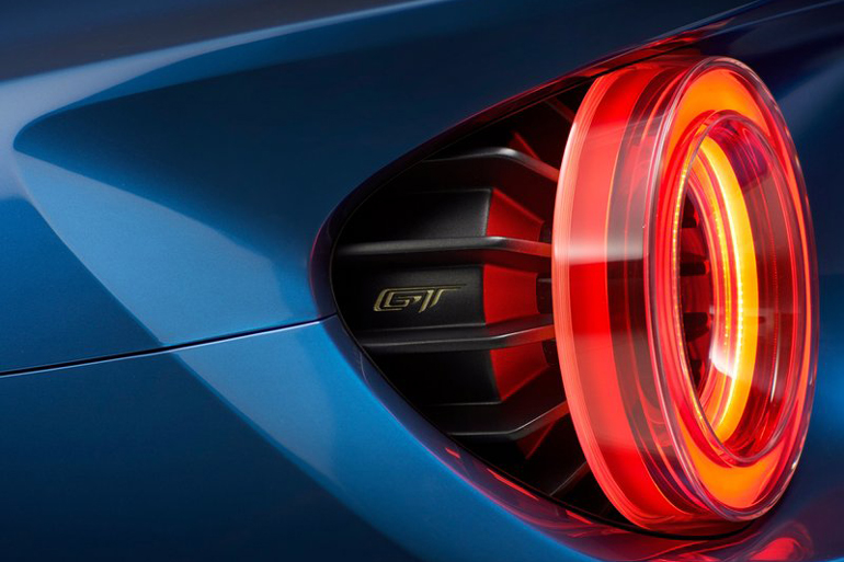 Εκκεντρική σχεδίαση των πίσω φωτιστικών σωμάτων...