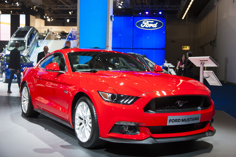Ford Mustang. Νέα γενιά που ξεκίνησε ήδη να πωλείται και στην Ελλάδα με τιμή 44.000 ευρώ. Είναι διαθέσιμη με κινητήρες 2.3 και 5.0 λίτρων...