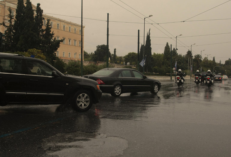 Μπροστά από τη Βουλή των Ελλήνων...