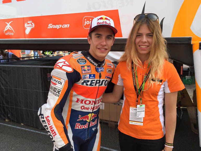 Ο αγώνας που έτρεξε η Ελληνίδα γινόταν παράλληλα με αγώνα του Moto GP. Λογικό ήταν να μην αφήσει την ευκαιρία και να βγει φωτογραφία με τον Marc Maquez o οποίος μάλιστα κέρδισε και τον αγώνα!
