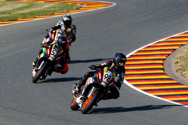 Η Ελληνίδσ Ειρήνη Ρομποτή με τον αριθμό 98 στην μοτοσικλέτα της...