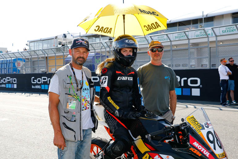 Λίγο πριν ξεκινήσει την προσπάθειά της. Στην φωτογραφία και ο προπονητής της Θανάσης Χούντρας (αριστερά)...