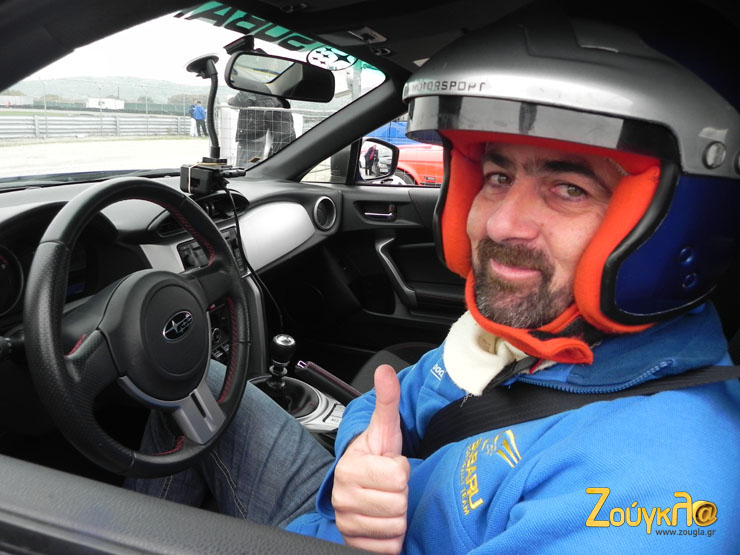 Ο διευθύνων σύμβουλος της Subaru στην Ελλάδα Γιάννης Χεκιμιάν πίσω από το τιμόνι του BRZ...