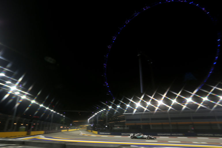 Συνολικά 1.600 προβολείς έκαναν τη νύχτα μέρα στη Σιγκαπούρη