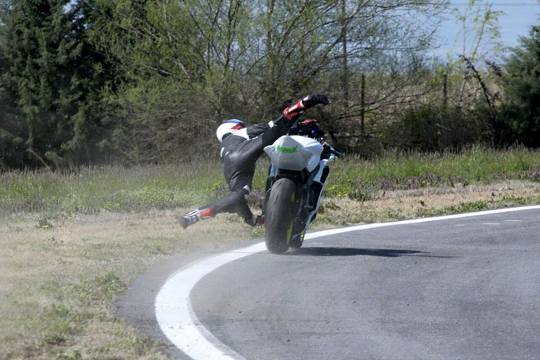 Στιγμή που δεν θα ήθελε να ζήσει κανένας αναβάτης μοτοσικλέτας...