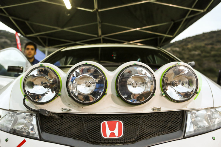 Τη νύχτα... μέρα μετατρέπουν τα συγκεκριμένα φώτα τις νυχτερινές ειδικές διαδρομές...