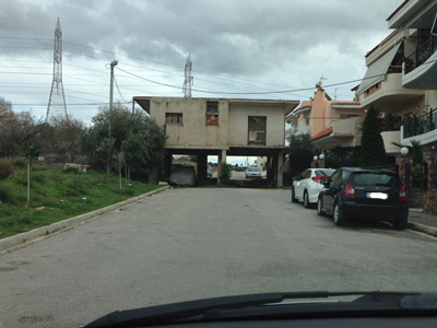 Ξέχασαν… σπίτι στη μέση του δρόμου!