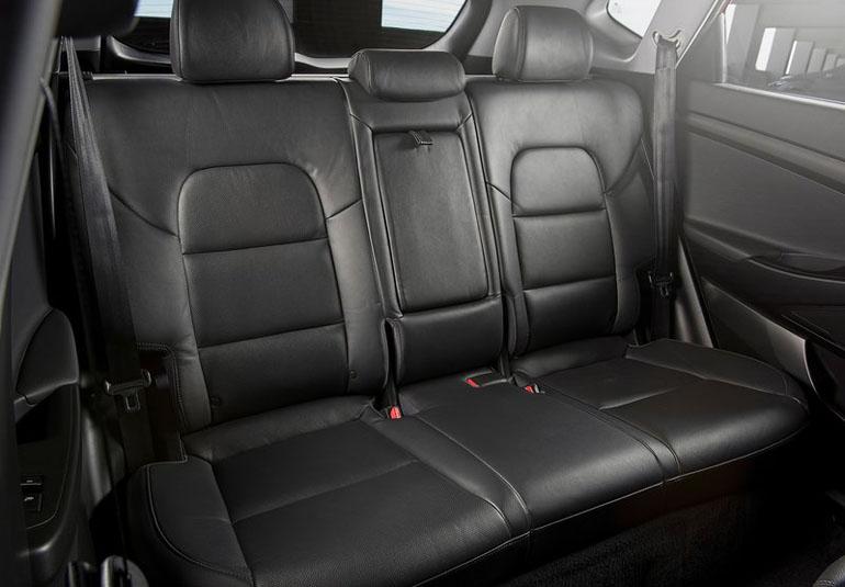 Χώρος για τρεις επιβάτες στην πίσω σειρά καθισμάτων...