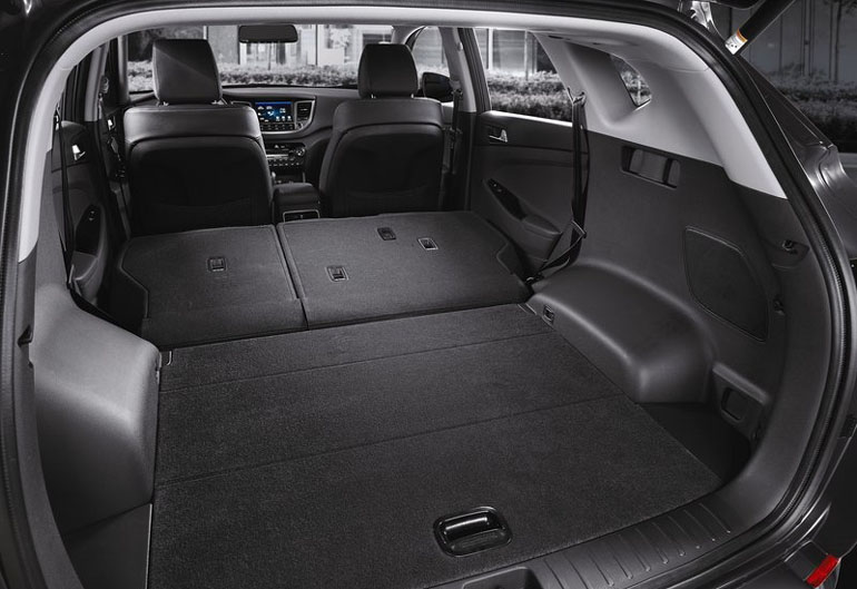 Όταν τα πίσω καθίσματα πέσουν δημιουργείται ένα πολύ μεγάλος χώρος ιδανικός για... μετακομίσεις!!!