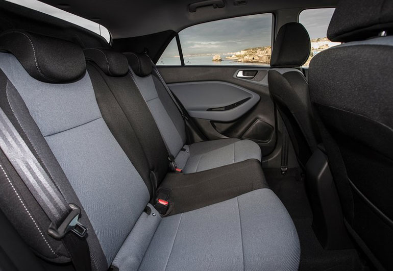 Η πίσω σειρά καθισμάτων μπορεί να φιλοξενήσει ακόμα και τρεις επιβάτες...