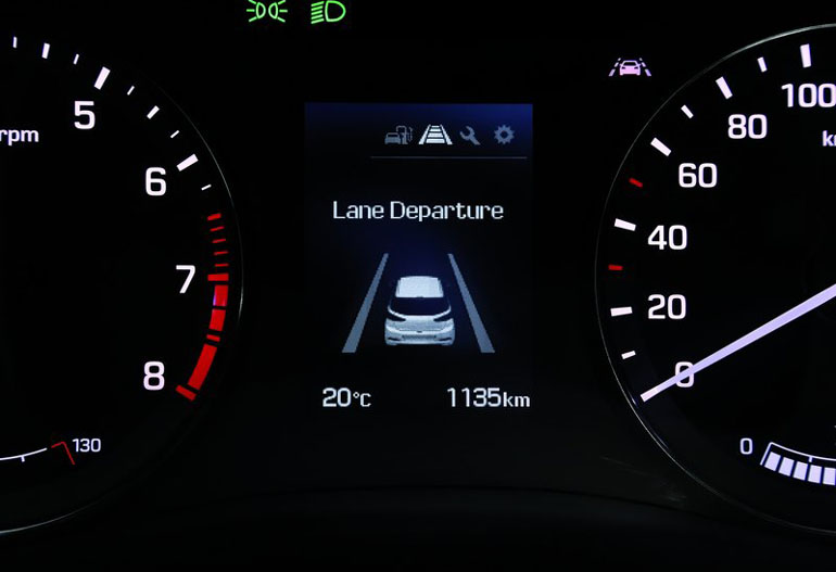 Η νέα γενιά είναι εφοδιασμένη με σύγχρονα συστήματα ασφαλείς. Για παράδειγμα το Lane Departure ενημερώνει τον οδηγό ότι άλλαξε λωρίδα χωρίς να έχει βγάλει προειδοποιητικό φλας...