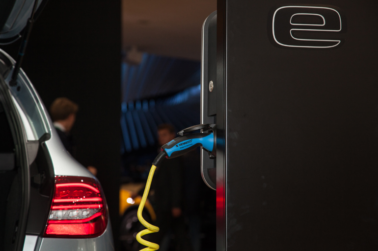 Τα ηλεκτρικά οχήματα έχουν την τιμητική τους καθώς πολλές αυτοκινητοβιομηχανίες θεωρούν πως αυτό είναι το μέλλον στις μετακινήσεις...