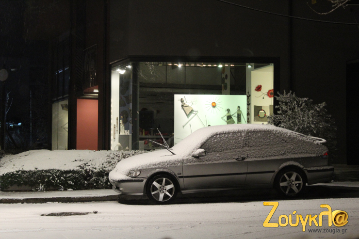 Όλα τα αυτοκίνητα έχουν σκεπαστεί με χιόνι...