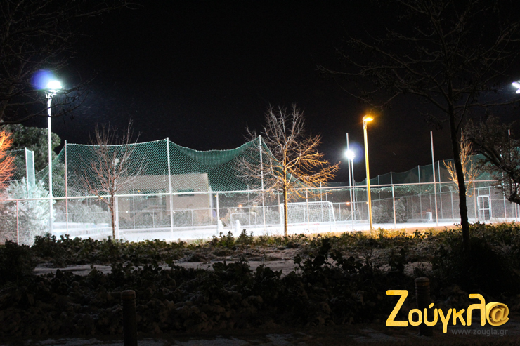 Γήπεδο ποδοσφαίρου στο Μαρούσι που δεν... φαίνεται από το χιόνι!