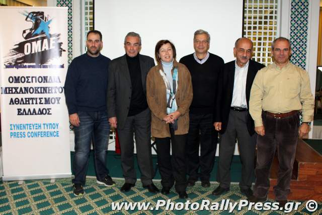 Τα στελέχη της Ομοσπονδίας σε αναμνηστική φωτογραφία... Πρέπει να γνωρίζουν ότι έχουν πολύ μέλλον για πάει το σπορ μπροστά το οποίο βρίσκεται σε πολύ άσχημη κατάσταση....