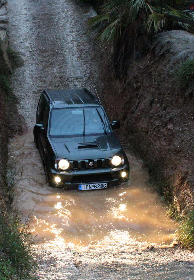 Κατεβαίνει από μεγάλες σε κλίση κατηφόρες και βουτά στα λασπόνερα για πλάκα!