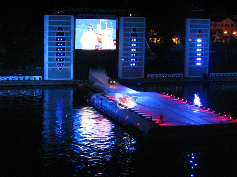 Εικόνα που τραβήχτηκε στην επιβλητική και... πριβέ παρουσίαση για δημοσιογράφους και επισήμους στις 7 Ιουλίου 2007