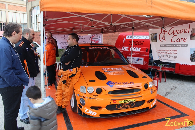 Ο Καλαιτζιάν με το νέο του αυτοκίνητο... Στο χρώμα πάντως παραμένει πιστός.