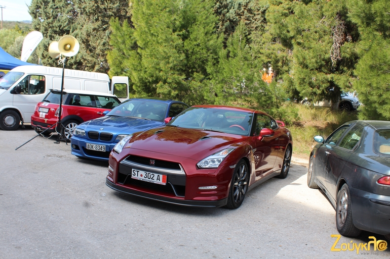 Και να θες να μην κοιτάξεις δεν μπορείς... Nissan GT-R