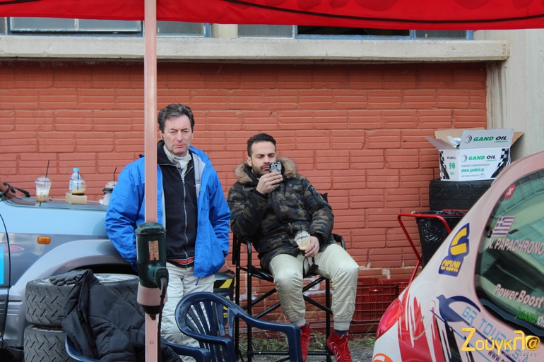 Μα αυτό το παιδί (Γιάννης Φωτεινέλης) μανία με τις φωτογραφίες....