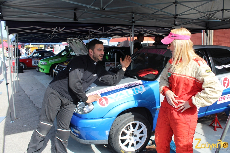 Να, έτσι θα στηθείς για να βγεις καλή φωτογραφία. Πάλι εγώ θα σου τα λέω;