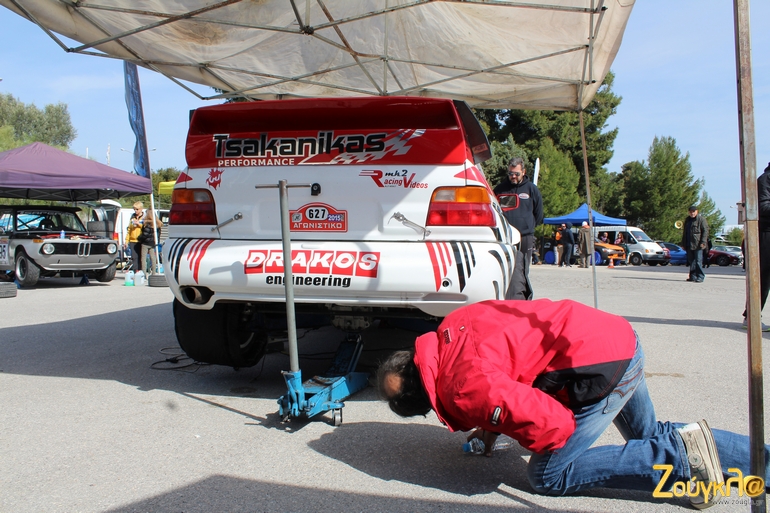 Τι να ψάχνει άραγε από εκεί κάτω;