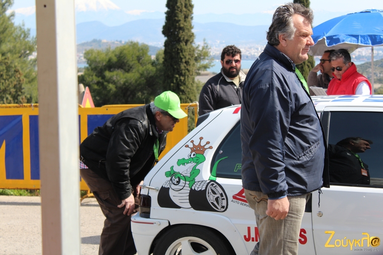 Ρε σεις... λέτε να βγει κανάς δράκος από εκεί μέσα;