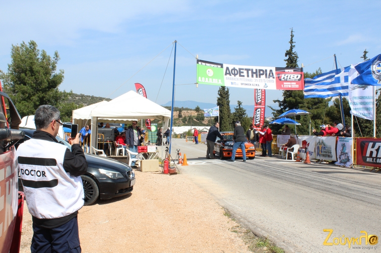 Ακόμα και ο γιατρός του αγώνα τράβαγε φωτογραφίες...
