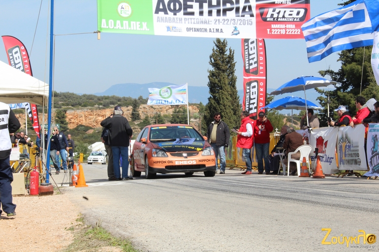 Ο Γιάννης Φωτεινέλης στην εκκίνηση και ο μπαμπάς Στράτος με το μικρόφωνο έτοιμος να δώσει το GΟ στον γιο του...